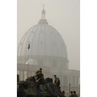 Rassemblement interreligieux militaire sur le parvis de la basilique de Yamoussoukro. Fantassins sur un VAB (véhicule de l'avant blindé).