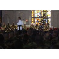 Cérémonie du pèlerinage interreligieux militaire dans la basilique de Yamoussoukro. Discours d'un prêtre catholique en présence d'aumôniers, catholiques et musulmans, français et africains.