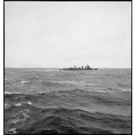 Le pétrolier Bourgogne, réquisitionné par la Marine nationale, croise la route du croiseur léger britannique HMS Enterprise.