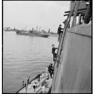 Deux marins de la police de la navigation et un gendarme maritime montent à bord du cargo italien Tagliamento pour un contrôle des documents de bord, de l'équipage et de la cargaison.