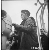 Portrait du timonier, de quart à bord de l'aviso Amiral Mouchez au large de Dunkerque.