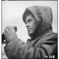 Portrait du timonier, de veille aux jumelles à bord de l'aviso Amiral Mouchez au large de Dunkerque.