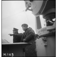 Le timonier, de quart à la passerelle, désigne un point sur l'horizon à un enseigne de vaisseau à bord de l'aviso  Amiral Mouchez au large de Dunkerque.