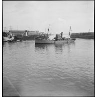 Vue trois quarts bâbord du patrouilleur La Lorientaise, ancien chalutier anglais, probablement dans le port de Cherbourg.