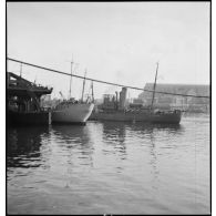 Vue bâbord du patrouilleur La Lorientaise, ancien chalutier anglais, probablement dans le port de Cherbourg.