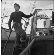 Portrait d'un quartier maître de 2e classe, membre d'équipage de l'aviso dragueur de mines Elan, à bord du navire marchand allemand le Rostock.