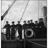 Photographie de groupe de membres d'équipage de l'aviso dragueur de mines Elan.