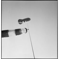 Manches à air accrochées au câble de retenue d'un ballon d'observation captif.