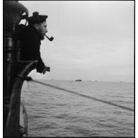 Marin de quart à la veille optique à bord du torpilleur la Bourrasque.