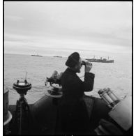 Marin de quart à la veille optique à bord du torpilleur la Bourrasque.