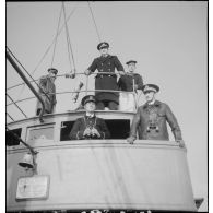 La passerelle de commandement d'un patrouilleur de la police de la navigation de Dunkerque. A droite, le capitaine de frégate Maurice Guierre, commandant la police de la navigation et la direction du blocus à Dunkerque.
