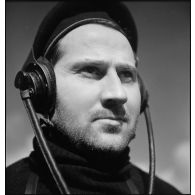 Portrait d'un marin téléphoniste recevant des ordres à bord du torpilleur la Bourrasque.