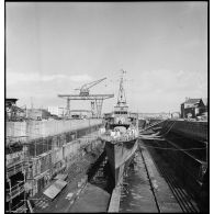 Le contre-torpilleur Guépard est en cale sèche dans un des bassins de l'arsenal de Brest.