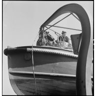 A bord d'un torpilleur léger, marins dans un canot avant une mise à l'eau.