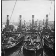 Remorqueurs rhénans amarrés dans le port de Dunkerque, probablement au quai des Hollandais. Au premier plan, les remorqueurs Vergennes et Louvois.