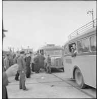 Les soldats réfugiés polonais débarqués du paquebot SS Warszawa embarquent dans des autocars à destination du camp de Carpiagne.
