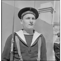 Portrait d'un marin-pompier de Marseille, en armes lors d'une inspection.