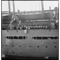 Troupes britanniques de la British expeditionary force (BEF) alignées sur le pont d'un navire transport de troupes, prêtes à débarquer.