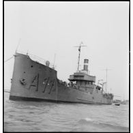 Vue babord de l'aviso de 1re classe Epinal au mouillage sur coffre dans la rade de Brest.