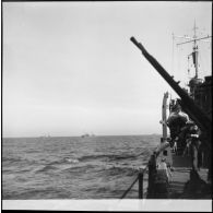 Torpilleur de la 14e division de torpilleurs (DT) en mission de protection d'une flottille de pêche. Au premier plan, une mitrailleuse jumelée de 13,2 mm.