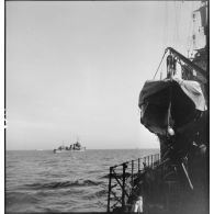 Vue tribord du torpilleur Bouclier de la 14e division de torpilleurs (DT) en mission de protection d'une flottille de pêche.
