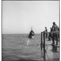 Torpilleurs de la 14e division de torpilleurs (DT) naviguant en ligne de file lors d'une mission de protection d'une flottille de pêche. Le premier torpilleur a mouillé sa bouée de correspondance.