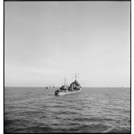 Vue trois quarts tribord arrière d'un torpilleur de la 14e division de torpilleurs (DT) en mission de protection d'une flottille de pêche.