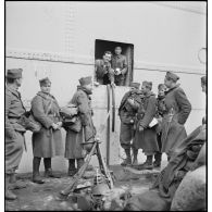 Attente d'embarquement d'artilleurs sur un quai du port de Brest.