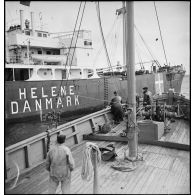 Le patrouilleur auxiliaire P 24 Médoc de la Marine nationale arraisonne le cargo marchand danois Hélène pour un contrôle au large des côtes portugaises.