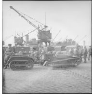 Chenillettes Renault 31R alignées sur un quai du port de Brest avant embarquement.
