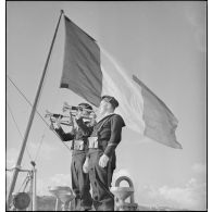 Clairons pendant l'exécution de l'hymne national au cours d'une cérémonie des couleurs à bord du cuirassé Paris.