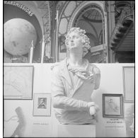 Exposition de la France d'Outre-mer au Grand Palais : moulage de la figure de proue d'un navire.