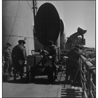 Canon antichar sur le pont du paquebot transport de troupes le Ville d'Alger.