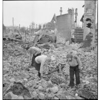 Des habitants de Namsos fouillent les ruines de la ville bombardée.