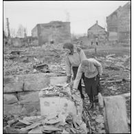 Des habitantes de Namsos fouillent les ruines de la ville bombardée.