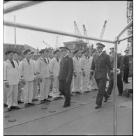 L'amiral de la flotte François Darlan, chef d'état-major de la Marine, passe en revue les quartiers-maîtres et marins du croiseur léger Emile Bertin.