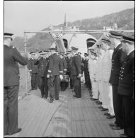 L'amiral de la flotte François Darlan, chef d'état-major de la Marine, inspecte l'équipage et le sous-marin Surcouf en carénage à l'arsenal de Brest.