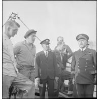 Un capitaine de corvette de la Marine nationale s'adresse à l'équipage du navire marchand danois Anna.