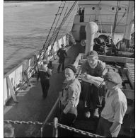 Membres d'équipage d'un cargo danois saisi par la Royal Navy et remis à la Marine nationale.