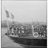 Les couleurs tricolores sont hissées sur le cargo danois Anna dans le port de Rouen.