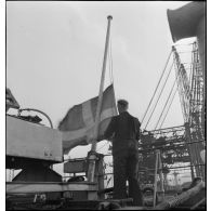 Le pavillon danois est amené à bord d'un cargo saisi par la Royal Navy et remis à la Marine nationale.