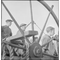 Membres d'équipage d'un cargo danois saisi par la Royal Navy.