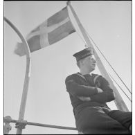 Marin britannique du HMS Pembroke assis sous le pavillon danois hissé sur un cargo saisi par la Royal Navy.