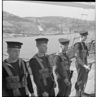 Piquet d'honneur de marins britanniques à bord d'un cargo danois saisi par la Royal Navy.