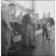 Membres d'équipage d'un cargo danois saisi, rassemblés sur le pont.