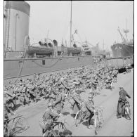 Embarquement du 2e bataillon du 224e RI dans le port de Dunkerque à destination de la Hollande.