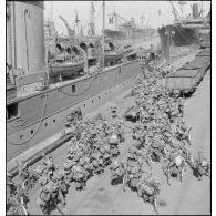 Embarquement du 2e bataillon du 224e RI dans le port de Dunkerque à destination de la Hollande.