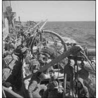 Chasseurs alpins de la 1re division légère de chasseurs (DLCh) à bord d'un navire britannique.