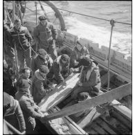 Chasseurs alpins de la 1re DLCh à bord d'un navire britannique.
