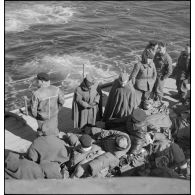 Soldats de la 1re division légère de chasseurs (DLCh) à bord d'un navire britannique.